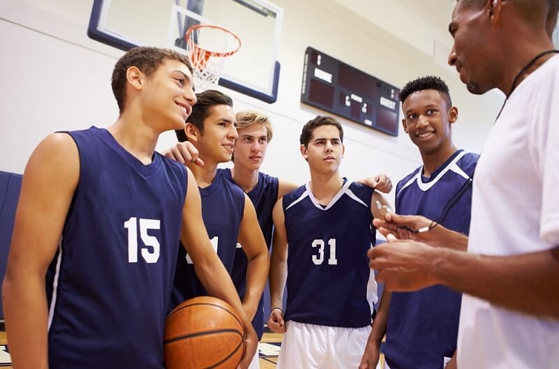 篮球教练鼓励和激励球员